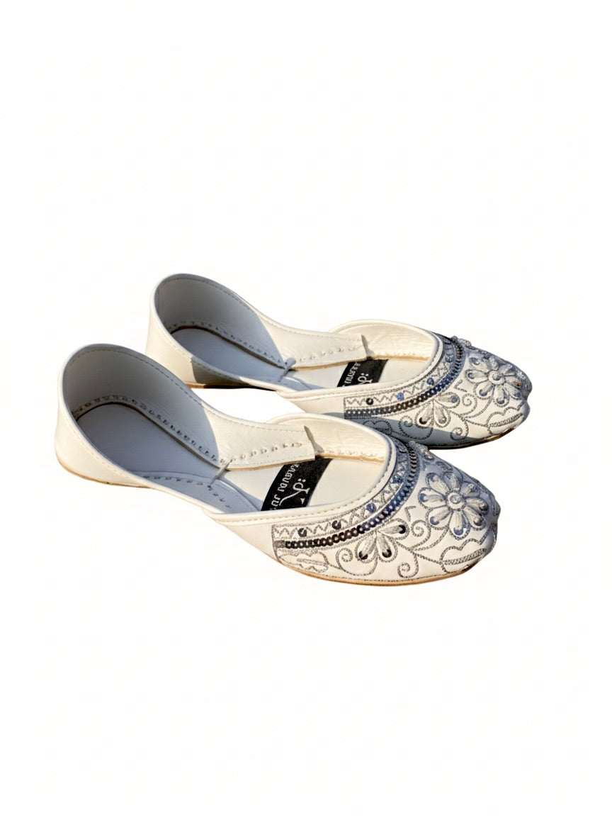 Pair of white Kasuri jutti with beautiful silver flower design