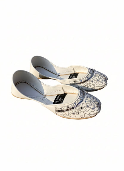 Pair of white Kasuri jutti with beautiful silver flower design